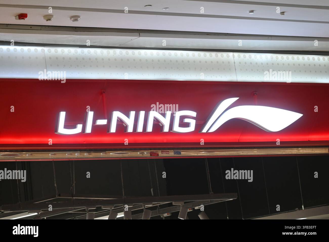 Un negozio Li-Ning in un centro commerciale il 22 agosto 2026 a Shenzhen, Cina. (Foto di Kobe Li/Nexpher Images) Foto Stock