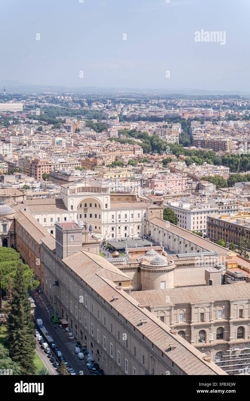 Vista elevata dell'architettura vaticana e degli edifici storici che si affacciano sul fitto paesaggio urbano di Roma, Italia, con facciate classiche, tetti, s Foto Stock