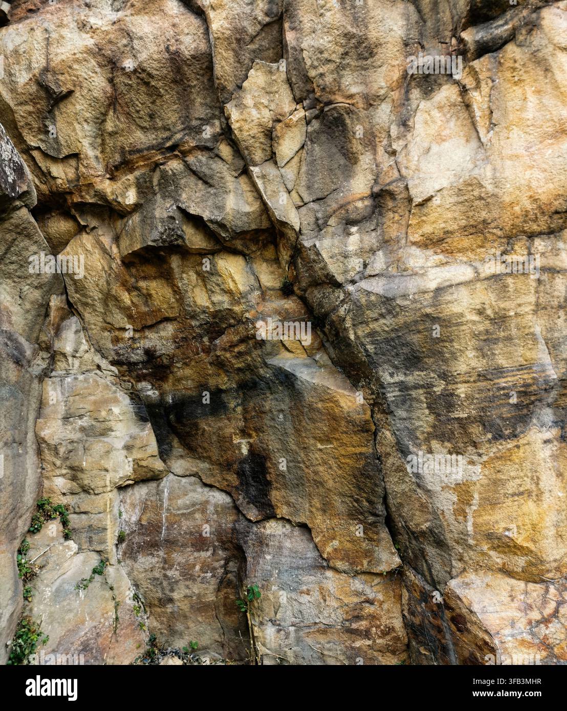 Vista ravvicinata della superficie di una scogliera di pietra naturale - Immagine stock catturata con smartphone