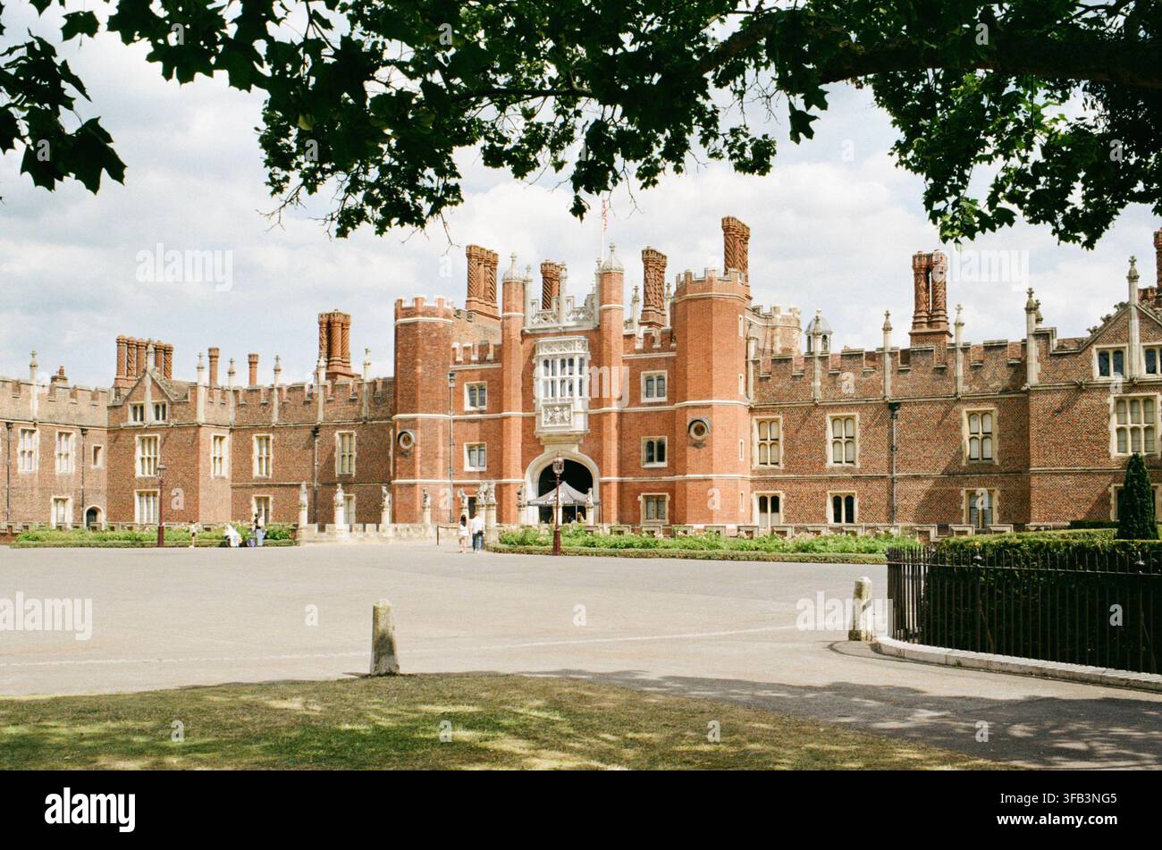 La facciata ovest del Hampton Court Palace, Grande Londra, Regno Unito Foto Stock
