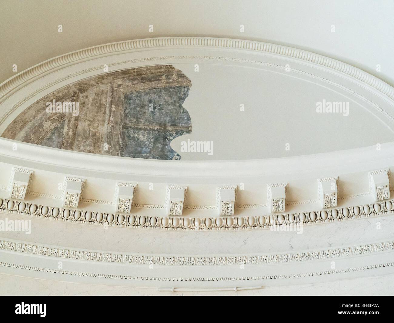 Puškin, Russia - 3 agosto 2026: antico affresco a soffitto nella sala del Palazzo Alessandro a Carskoe Selo Foto Stock
