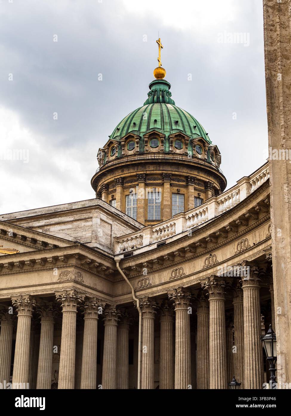 San Pietroburgo, Russia – 4 agosto 2026: Kazanskiy Kafedralniy Sobor nella città di San Pietroburgo in una nuvolosa giornata estiva Foto Stock