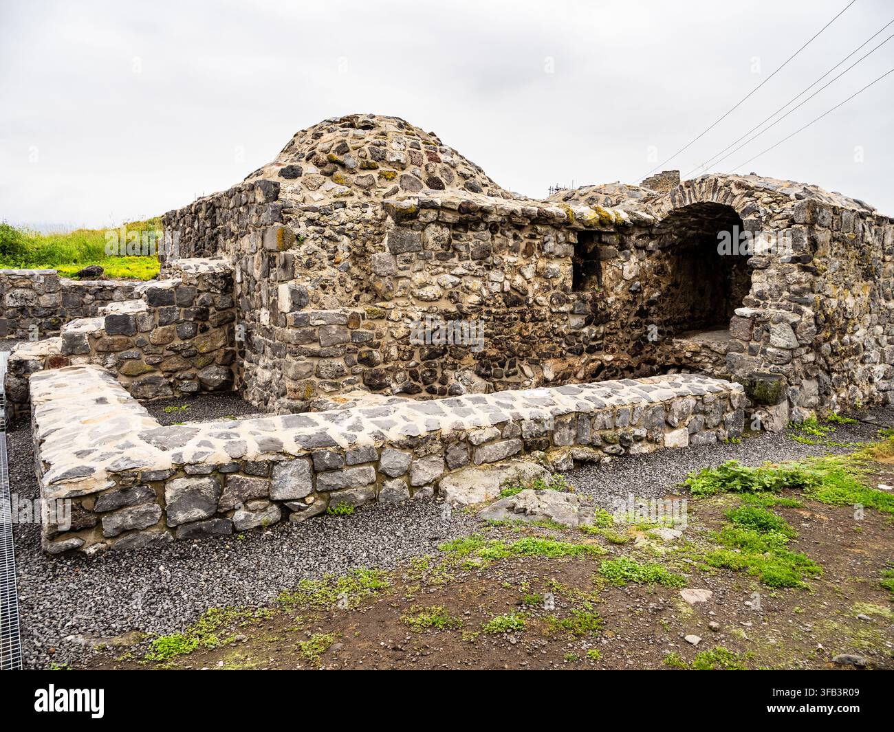 Lori Berd, Armenia - 18 luglio 2026: edificio del Grande Bagno nella fortezza medievale di Lori Berd nella provincia di Lori in Armenia in una giornata estiva nuvolosa Foto Stock