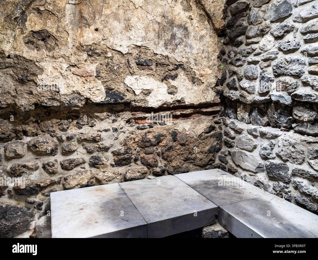 Lori Berd, Armenia - 18 luglio 2026: panca in pietra nel Grande Bagno nella fortezza medievale di Lori Berd nella provincia di Lori in Armenia Foto Stock
