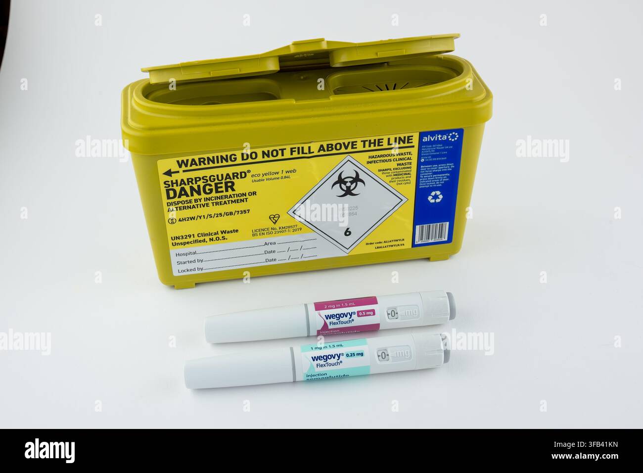 CHESTER, UK, 16 AGOSTO 2026: Una fotografia di studio di due penne di iniezione Wegovy (semaglutide) FlexTouch (0,25 mg e 0,5 mg) posizionate davanti a un giallo Foto Stock