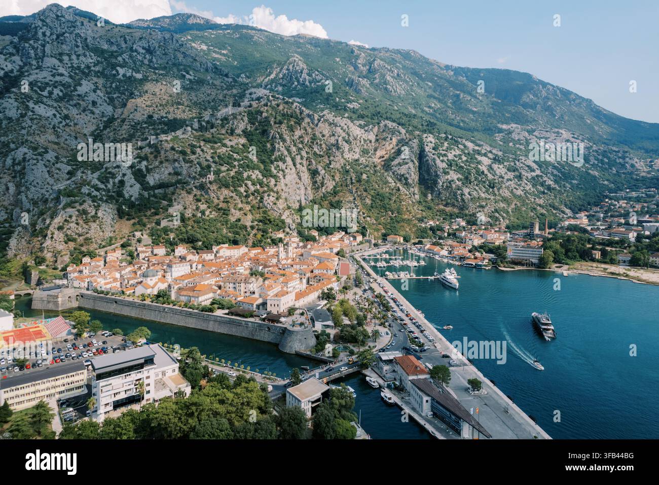 Vista aerea della vecchia città di Kotor e della baia con montagne Foto Stock