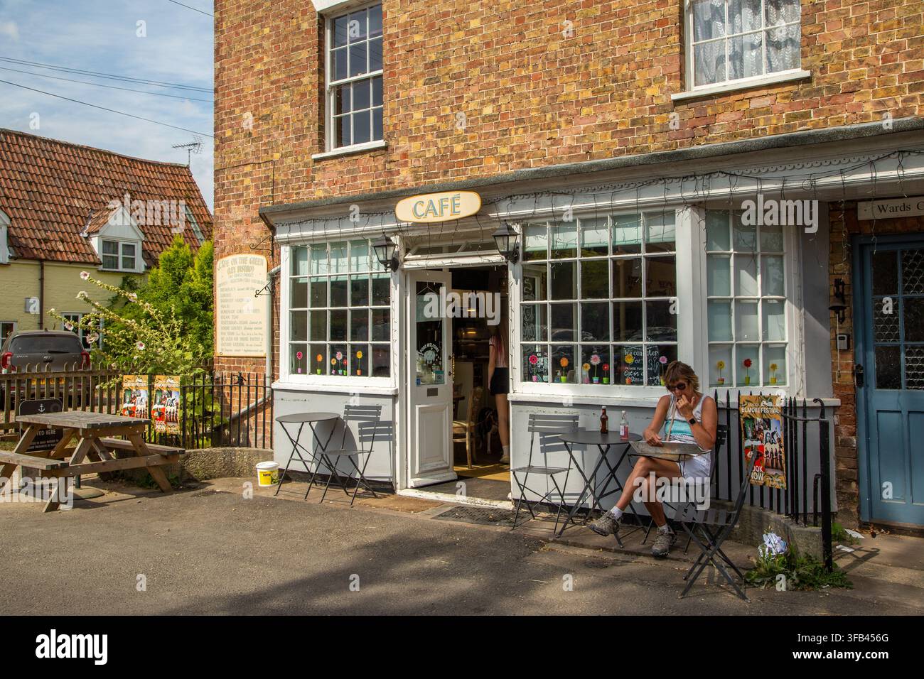 Il caffè Ley Bistro si trova sulla piazza del villaggio di Frampton-on-Severn, nel Gloucestershire. Foto Stock
