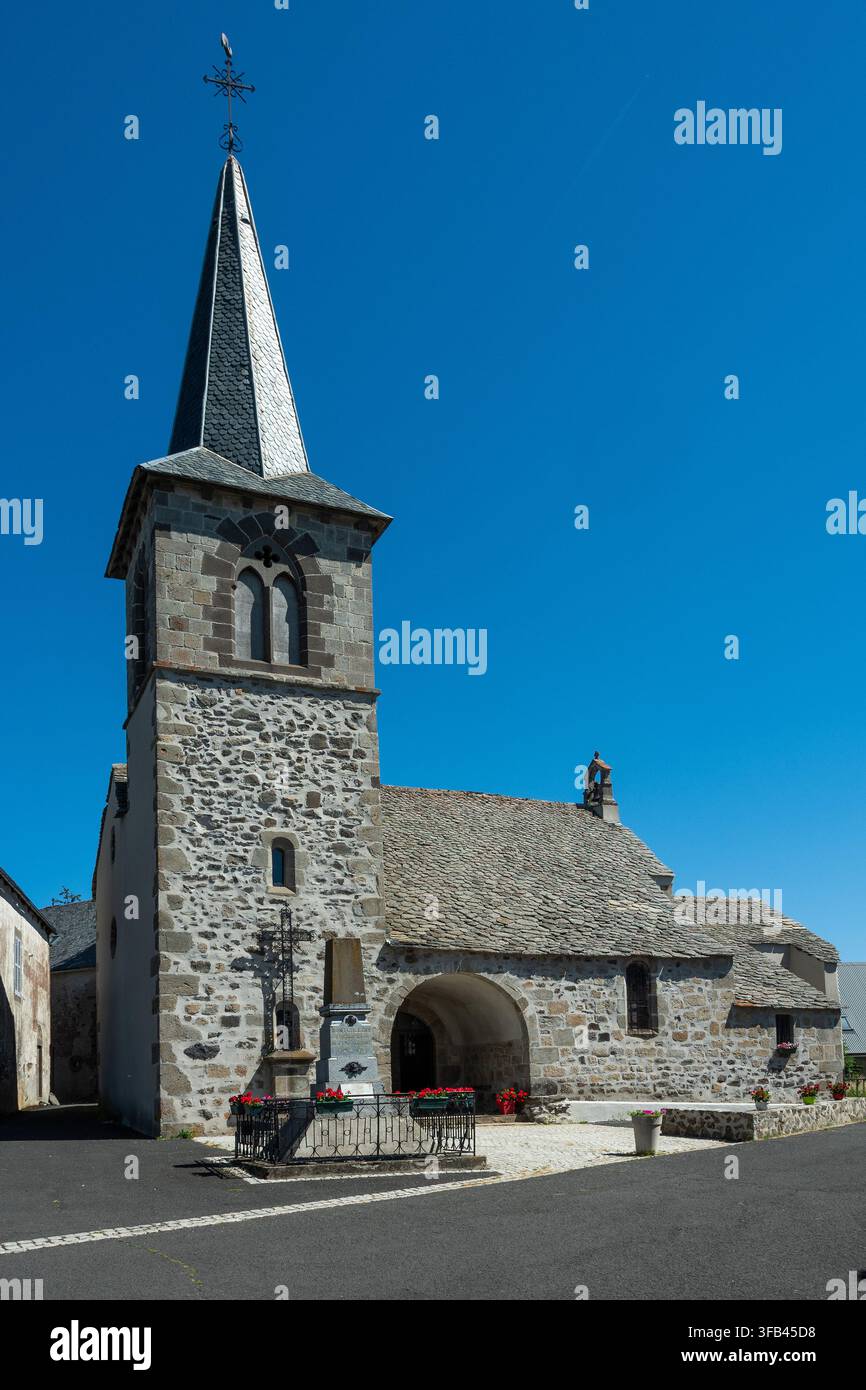 Villaggio di Montgreleix. Chiesa di Saint Laurent. Cantal. Alvernia-Rodano-Alpi. Francia Foto Stock