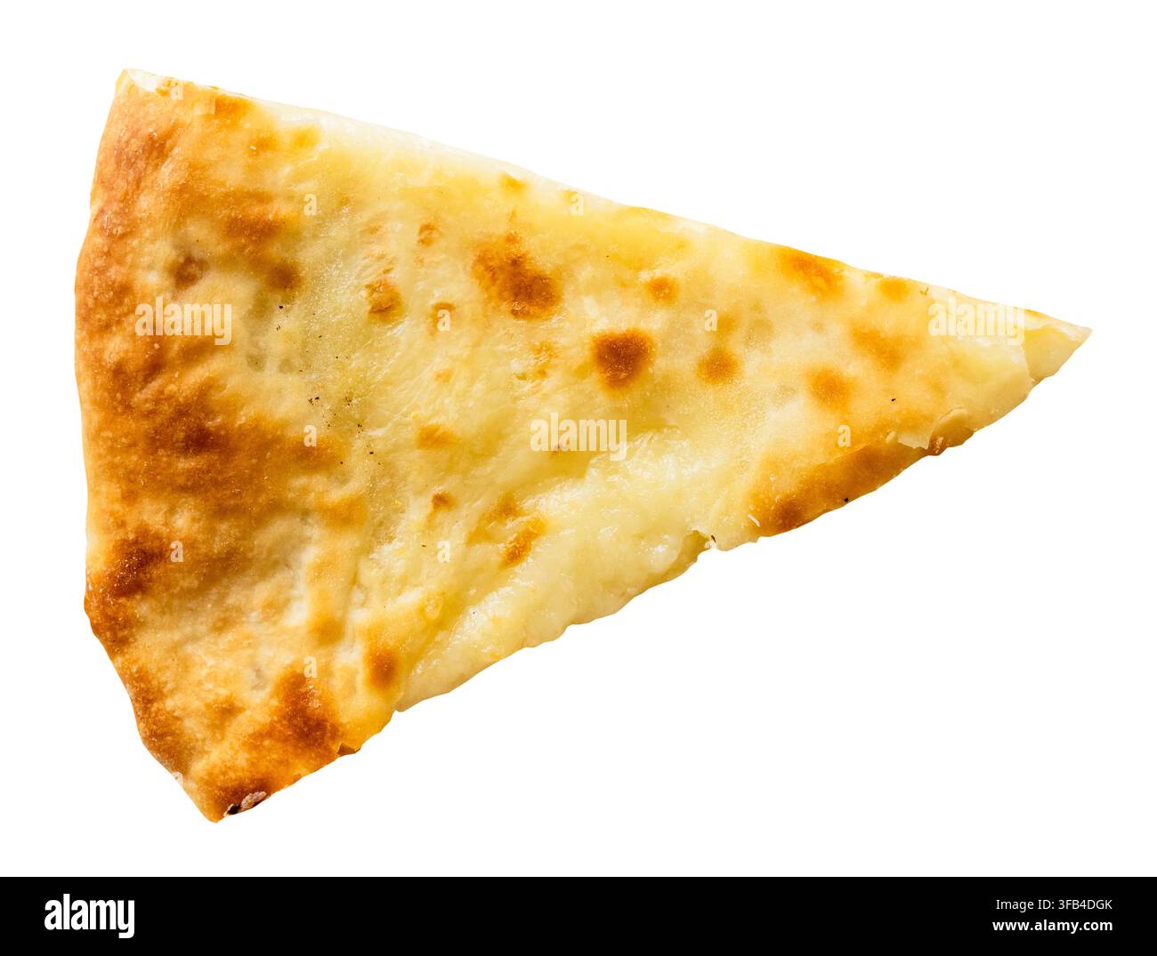 Pezzo di khachapuri imeretiano (imeruli) tradizionale torta chiusa della Georgia con ripieno di formaggio a pasta molle salato, tagliato su sfondo bianco Foto Stock