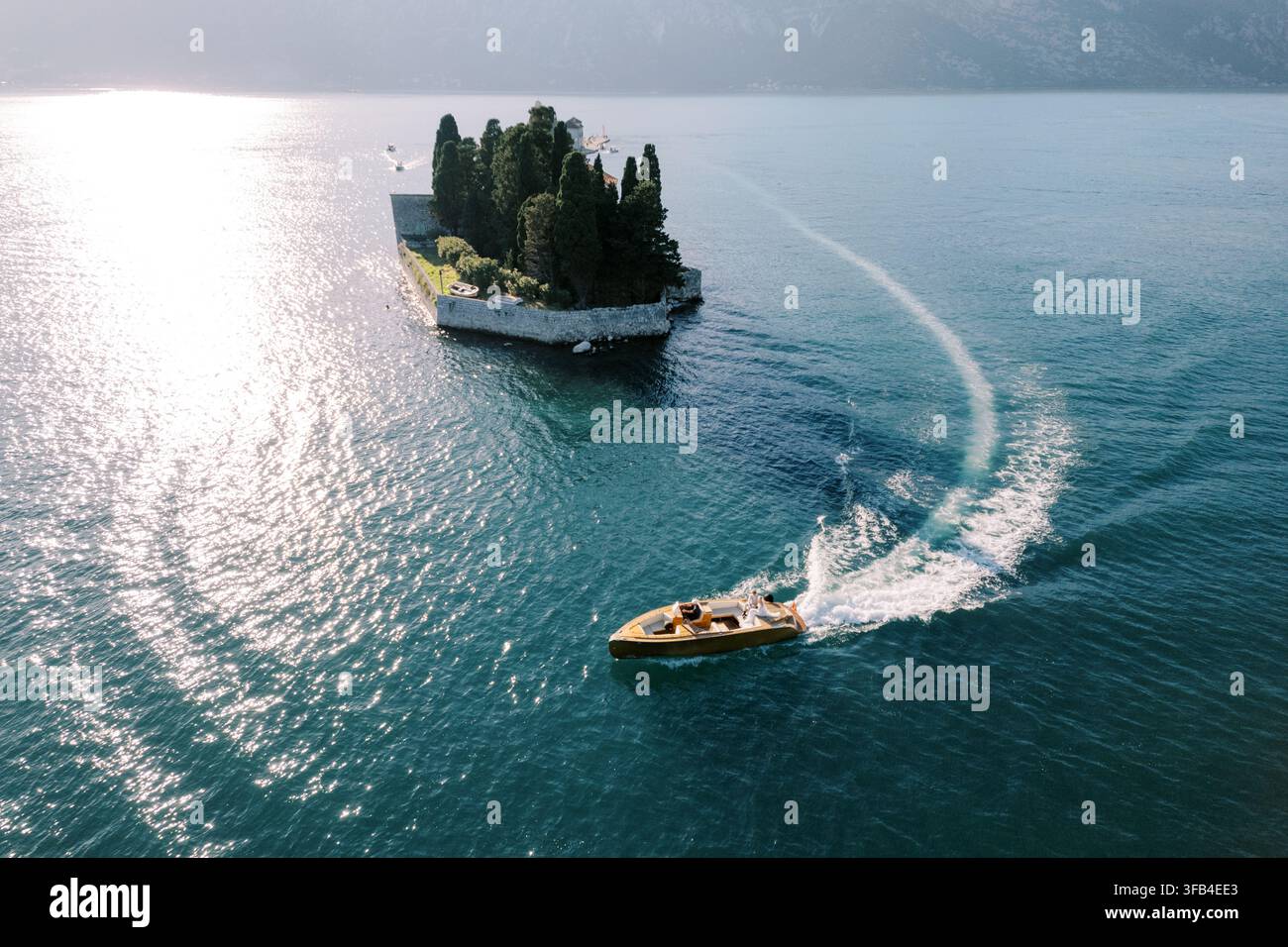 Veduta aerea di Saint George Island e motoscafo vicino a Perast, Montenegro Foto Stock