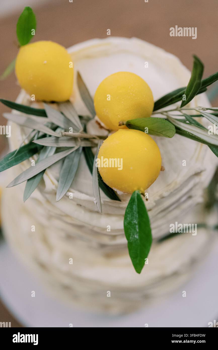 Torta nuziale elegante con decorazione a limone e verde Foto Stock