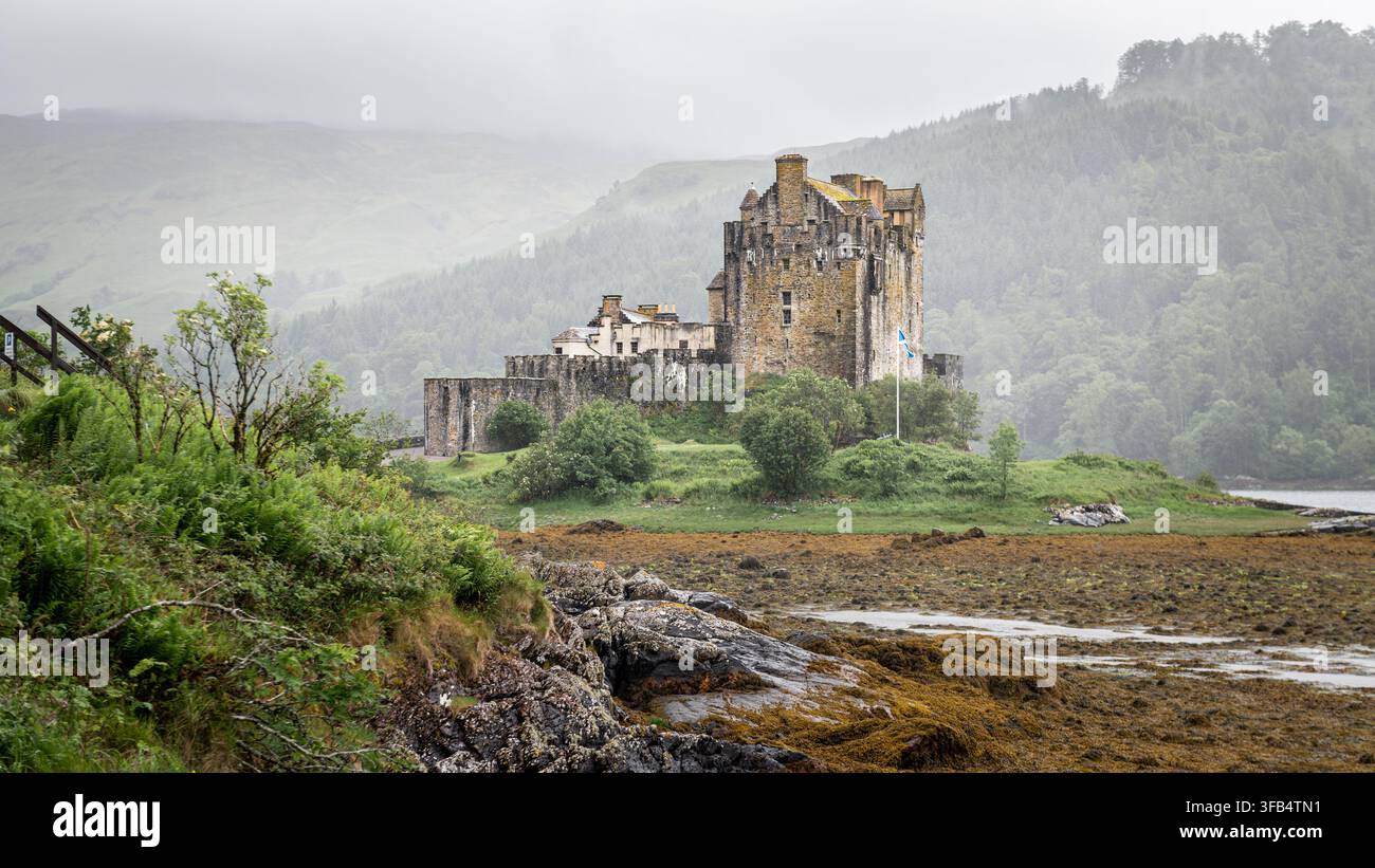 Famoso castello di Eilean Donan in una giornata nebbiosa Foto Stock