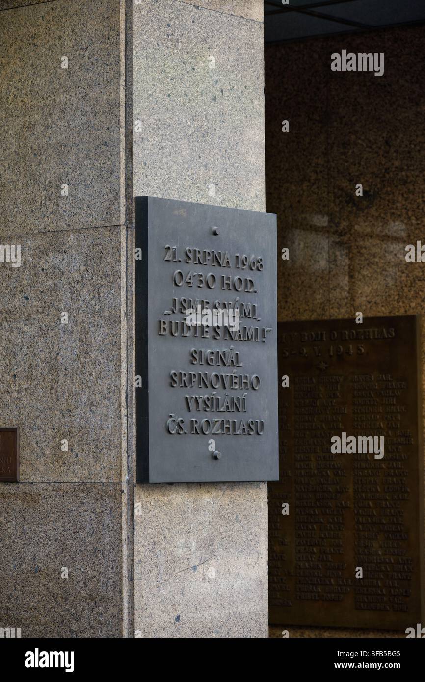Targa commemorativa che celebra le trasmissioni di Czech Radio durante l'invasione del Patto di Varsavia nella Cecoslovacchia il 21 agosto 1968. Foto Stock