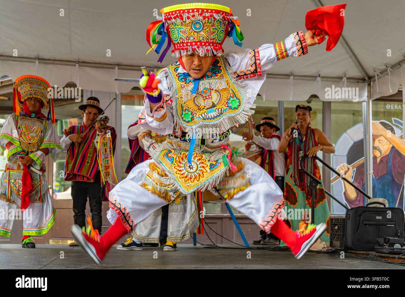 Lowell, MA, USA-25 luglio 2026: Una rappresentazione della danza delle forbici peruviana o Danza de tijeras, danza originale dei Chanka del sud delle Ande, d Foto Stock