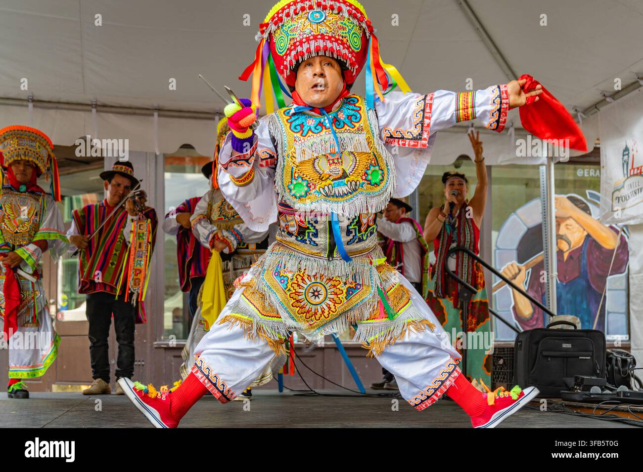 Lowell, MA, USA-25 luglio 2026: Una rappresentazione della danza delle forbici peruviana o Danza de tijeras, danza originale dei Chanka del sud delle Ande, d Foto Stock