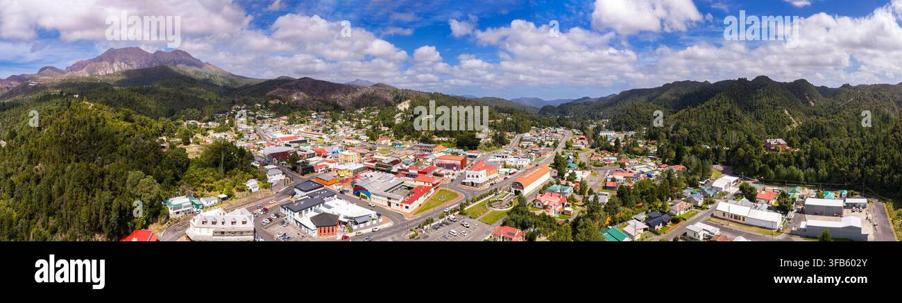 Estrazione mineraria nel centro storico di Queenstown in Australia, Tasmania – veduta urbana aerea. Foto Stock