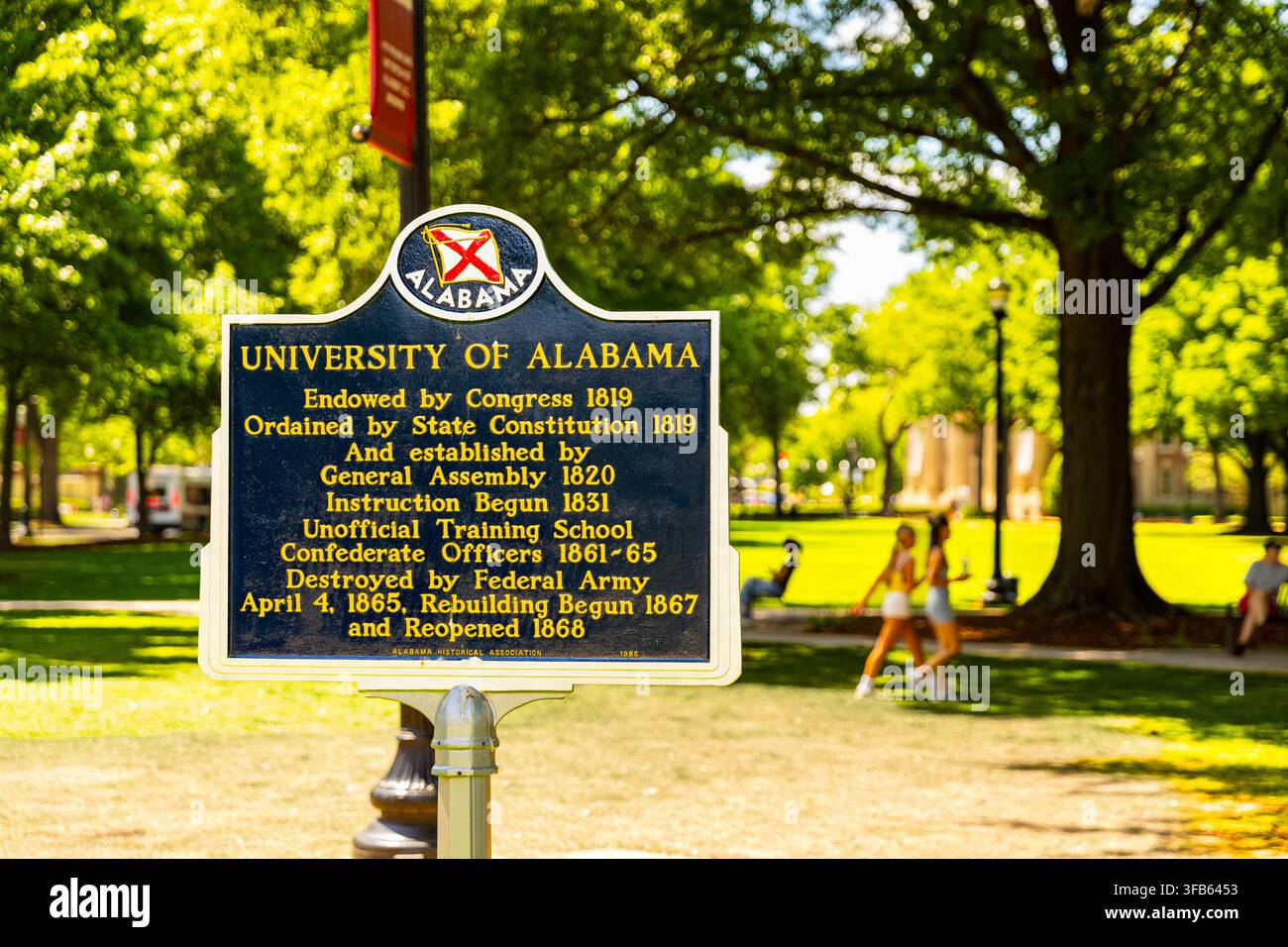 Tuscaloosa, AL – 17 aprile 2026: Cartello storico dell'Università dell'Alabama sul campus che commemora la storia e lo sviluppo dell'università a Tuscaloosa Foto Stock