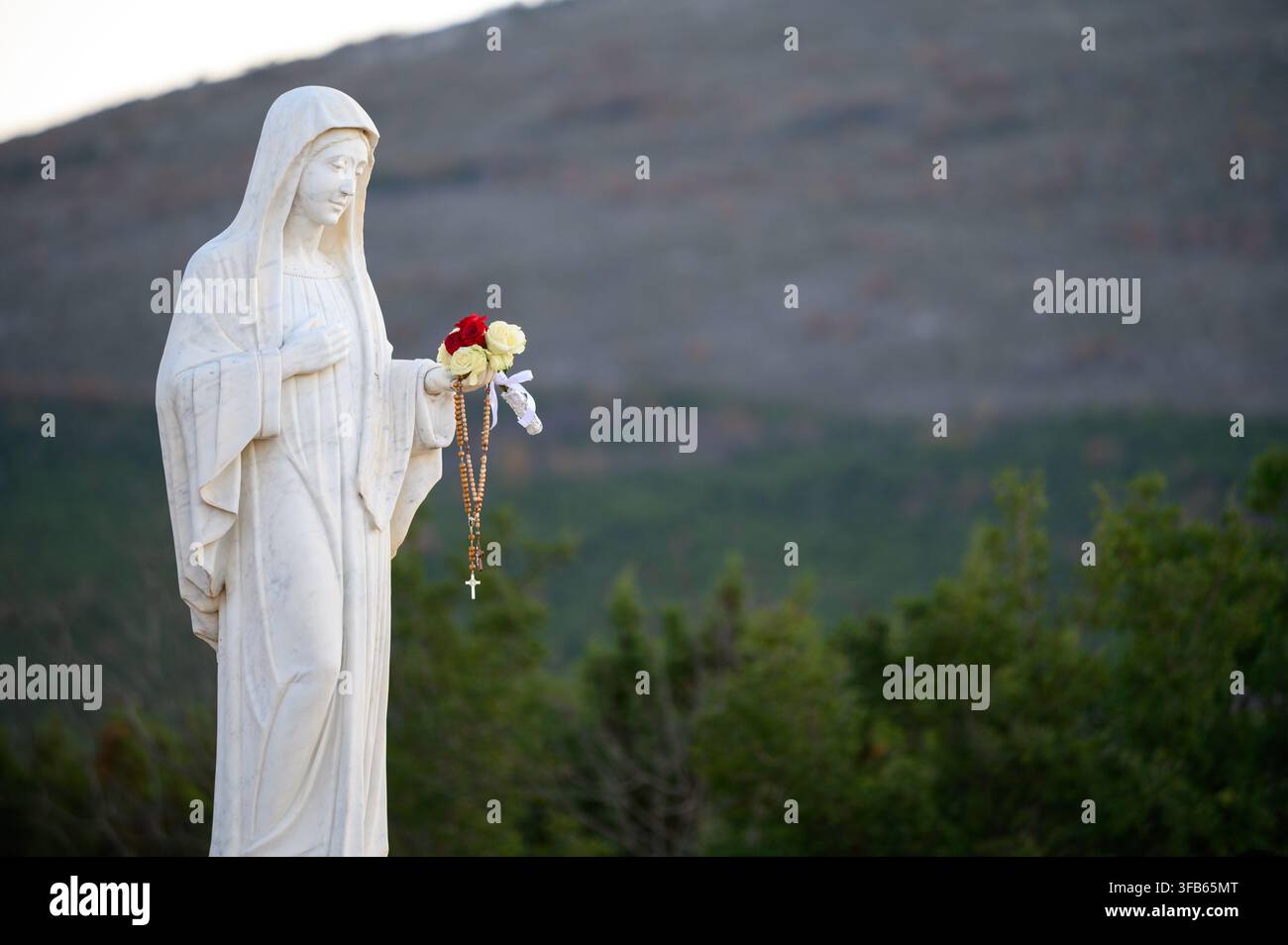 Statua della Beata Vergine Maria sul Monte Podbrdo, la collina delle apparizioni che sovrasta il villaggio di Medjugorje, Bosnia ed Erzegovina. Foto Stock