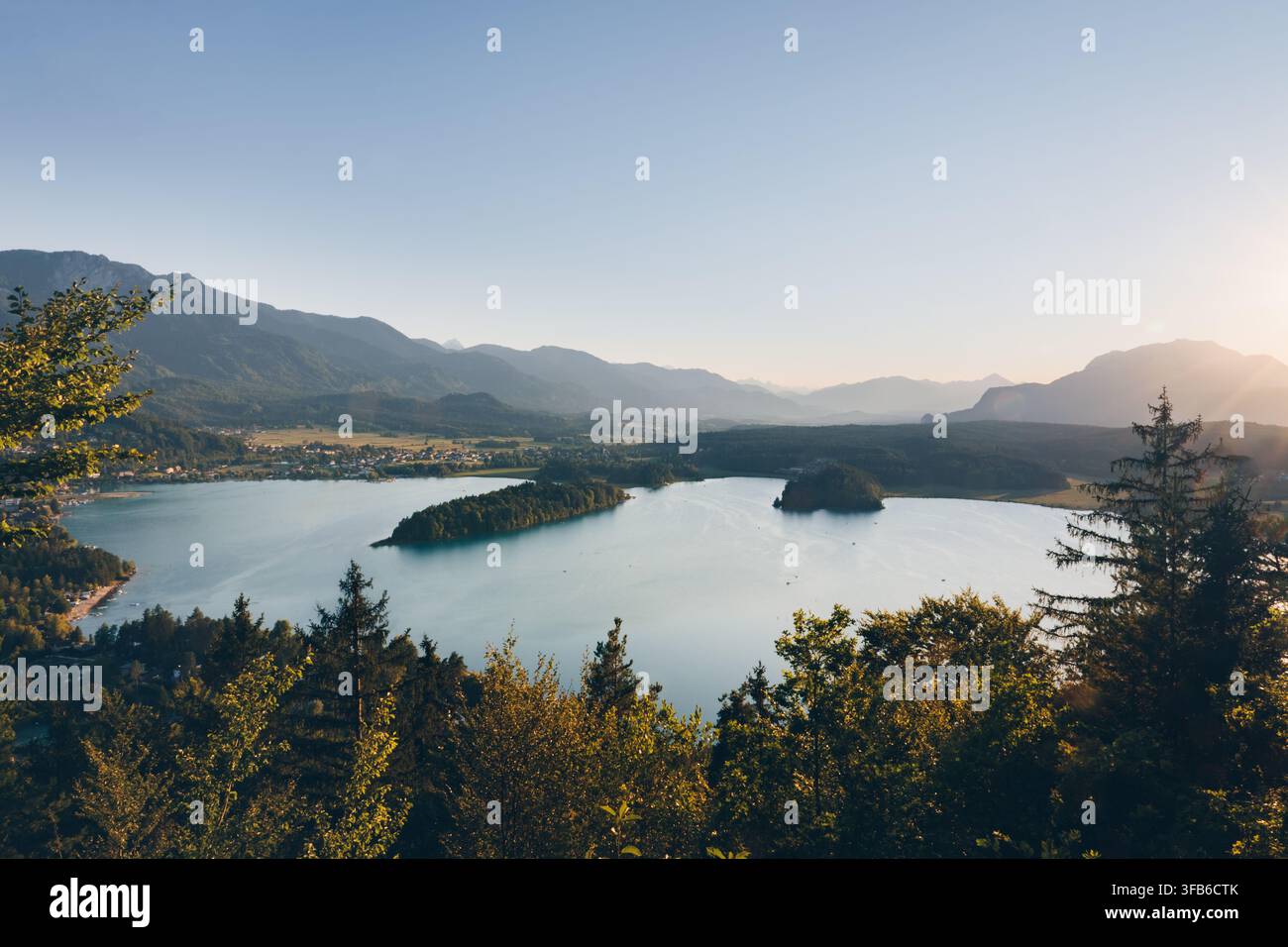 Lago di Faak e montagne alpine al tramonto in Carinzia, Austria Foto Stock
