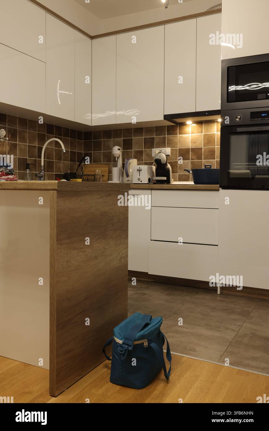 Cucina moderna con elettrodomestici e zona pranzo in un ambiente domestico durante il giorno Foto Stock