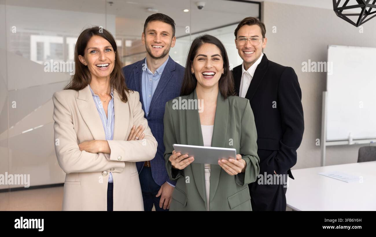 Squadra aziendale diversificata, sicura di sé e sorridente, in posa per un ritratto di branding aziendale Foto Stock