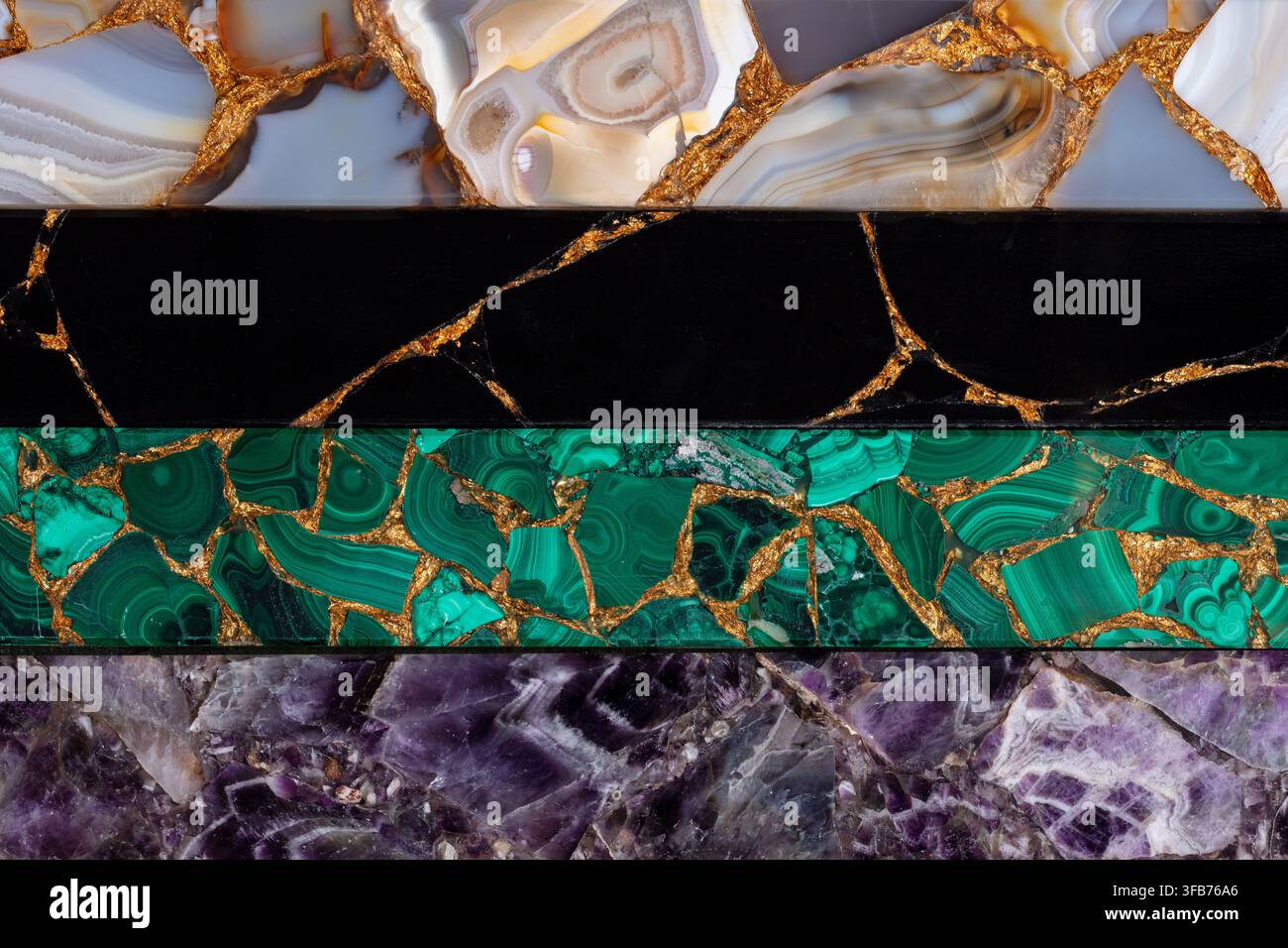 Ossidiana nera, ametista, malachite, agata, una varietà di pietre preziose con una foglia d'oro per un interno elegante. Foto Stock