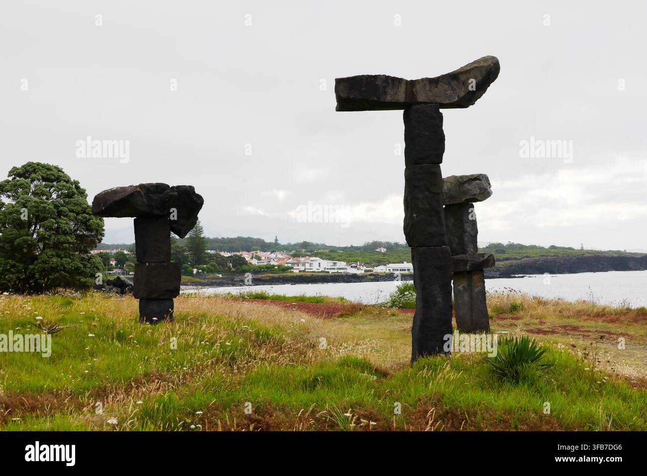 Sculture in pietra alla spiaggia di Praia do Populo sull'isola di Sao Miguel, Azzorre, Portogallo Foto Stock