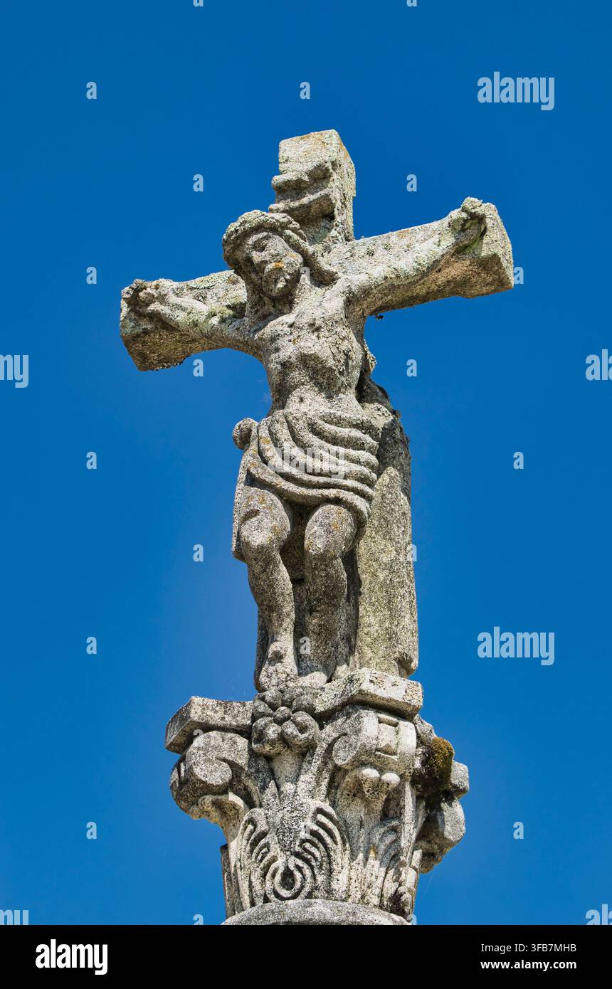 Primo piano di una croce di pietra o cruceiro tradizionale del Cammino di Santiago nel villaggio galiziano di Combarro, Spagna Foto Stock