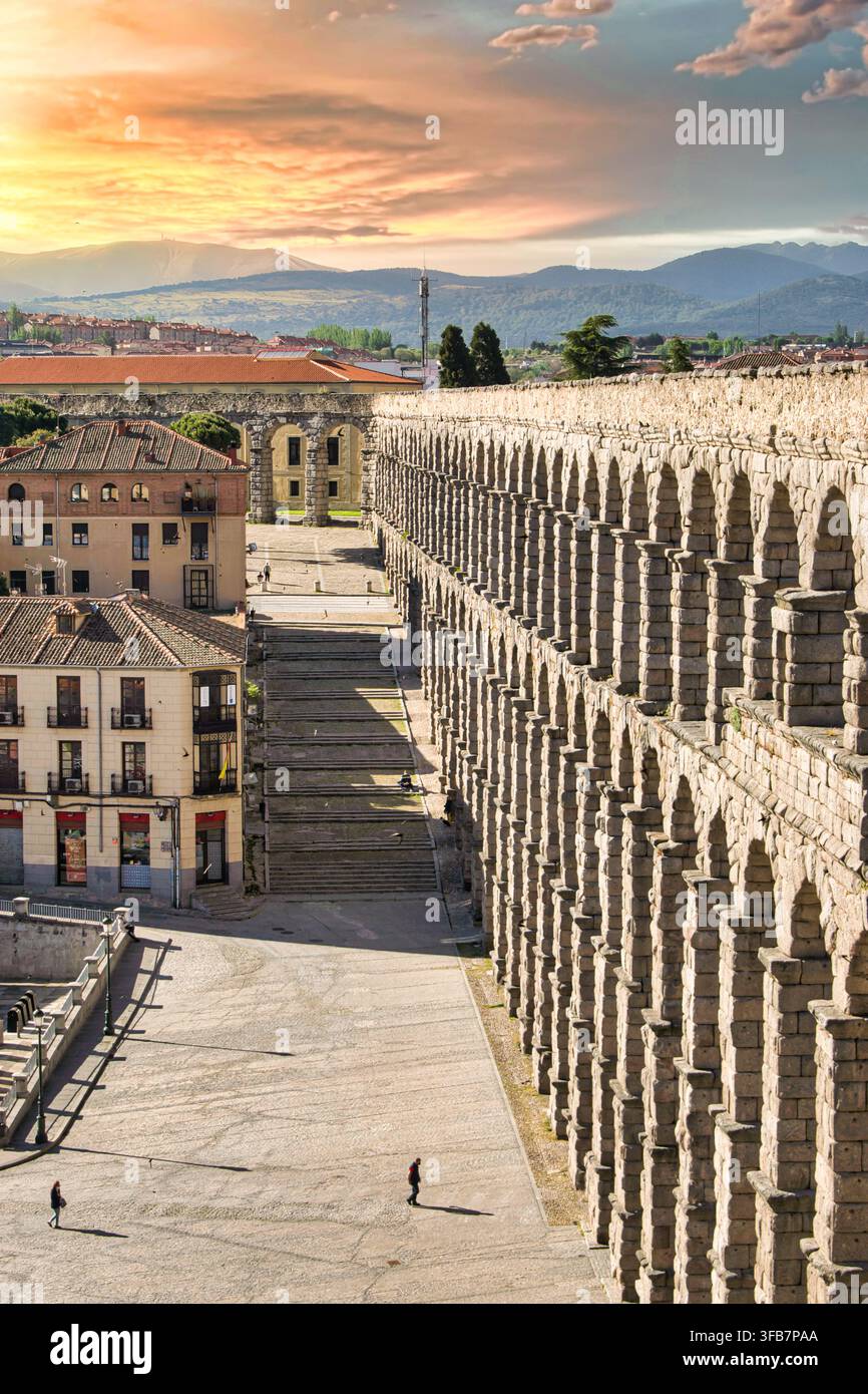 Fotografia verticale dell'acquedotto romano millenario di Segovia, Spagna Foto Stock