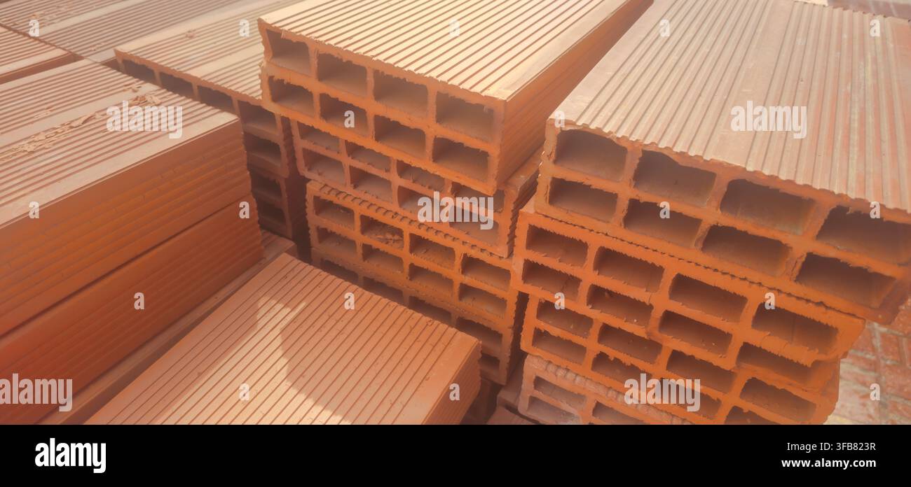 Blocchi di costruzione in argilla cavi impilati con superfici scanalate e cavità rettangolari, conservati come materiali da costruzione ad Almuñécar, Andalusia, Spagna Foto Stock