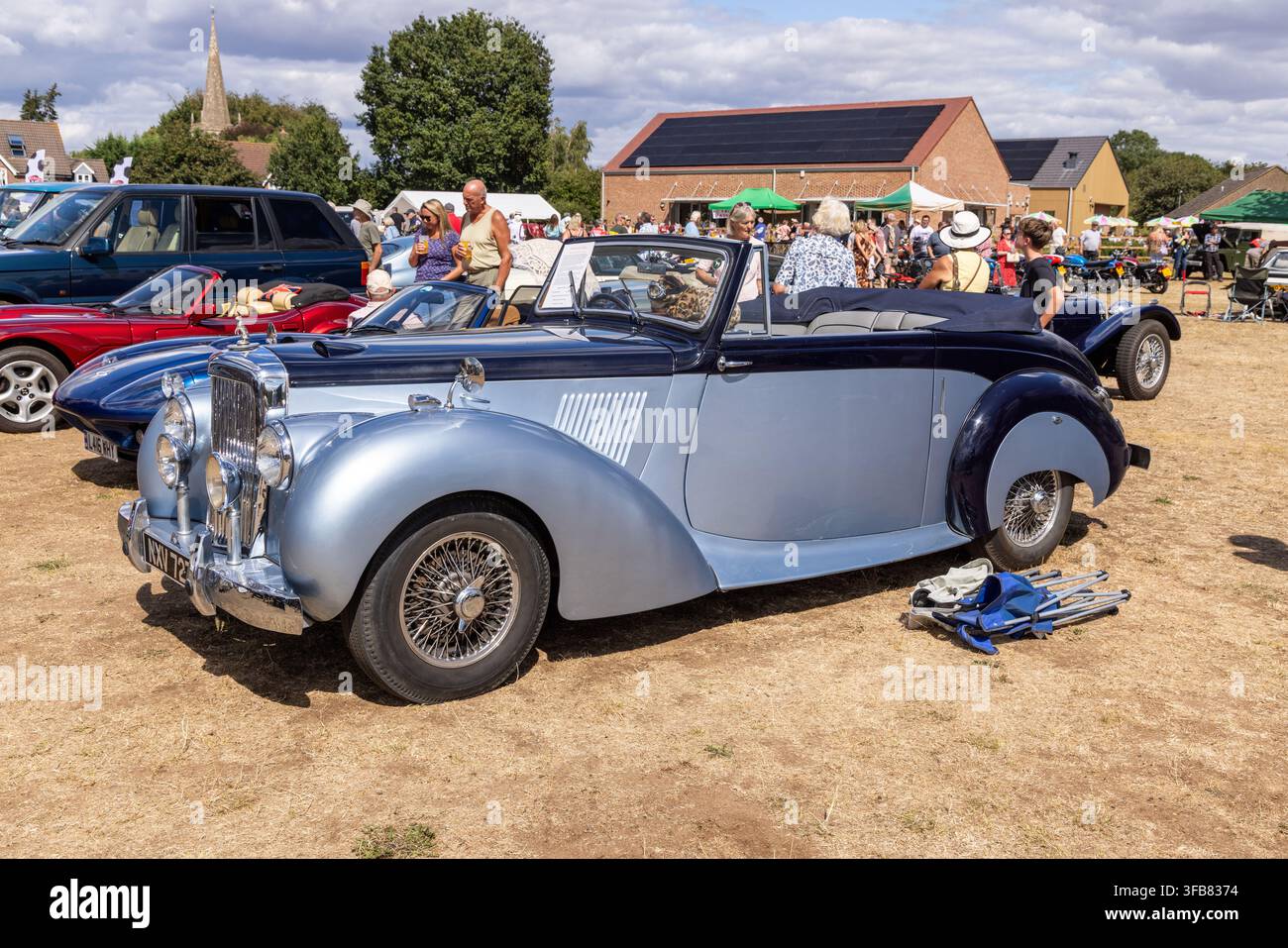 Alvis TA21 drop head coupé al Bromham Vintage Vehicle Meet. Esposizione di auto/moto d'epoca e classiche, Bromham, Wiltshire, Inghilterra, Regno Unito Foto Stock