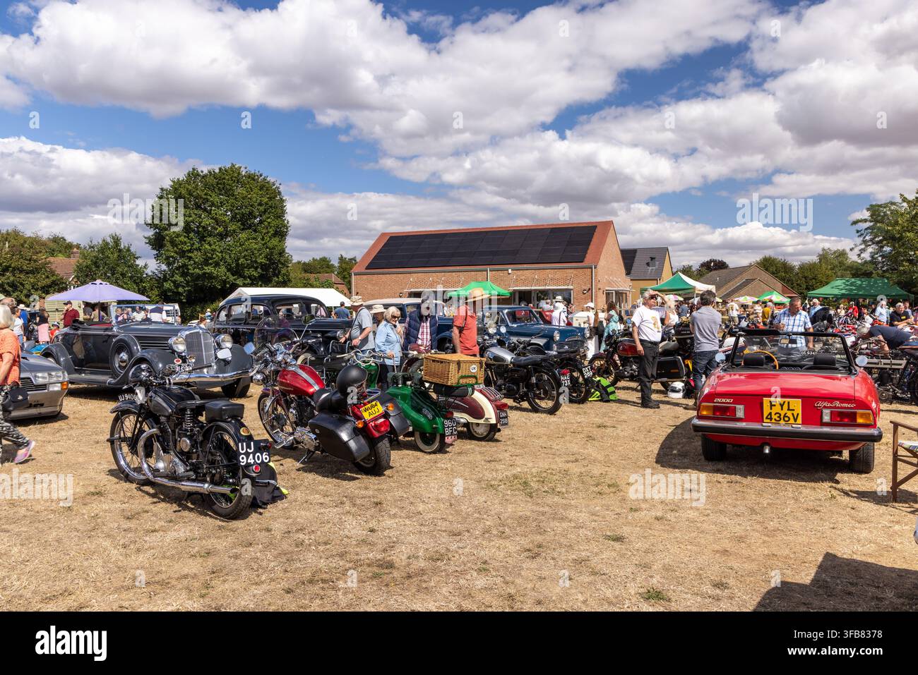 Alfa Romeo 2000 rossa & moto classiche al raduno di veicoli d'epoca di Bromham. Mostra di auto/moto vintage e classiche, Bromham, Wiltshire, Inghilterra, Regno Unito Foto Stock
