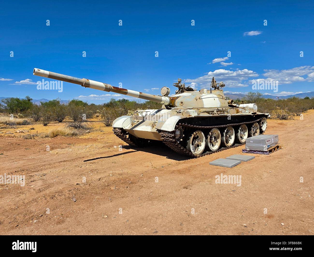 Un carro armato principale (MBT) T-62, un carro sovietico, esposto nel deserto dell'Arizona vicino al Tucson Military Vehicle Museum; visto di lato - Immagine stock catturata con smartphone