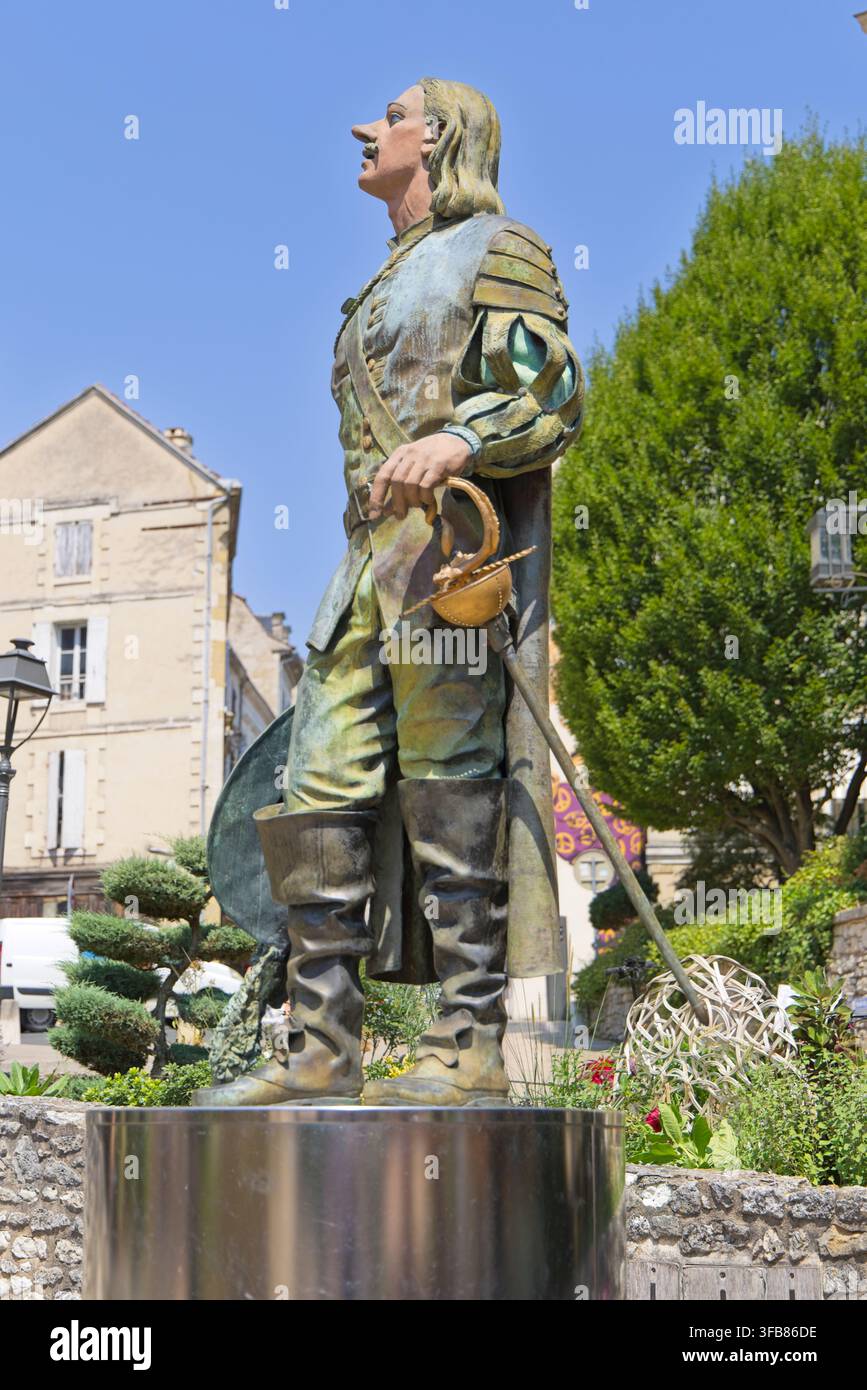 Statua di bronzo del personaggio letterario Cyrano de Bergerac in piedi fiero su un plinto metallico in Place de la Mirpe a Bergerac, Dordogna, Francia. Foto Stock
