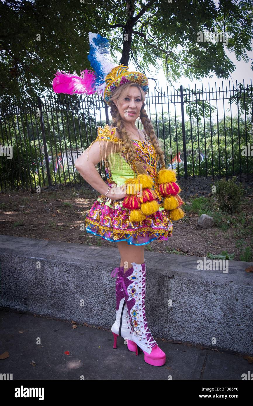 Una donna ballerina & marciatrice di 65 anni che posa poco prima dell'inizio della Parata del Giorno Boliviano del 2026. Foto Stock