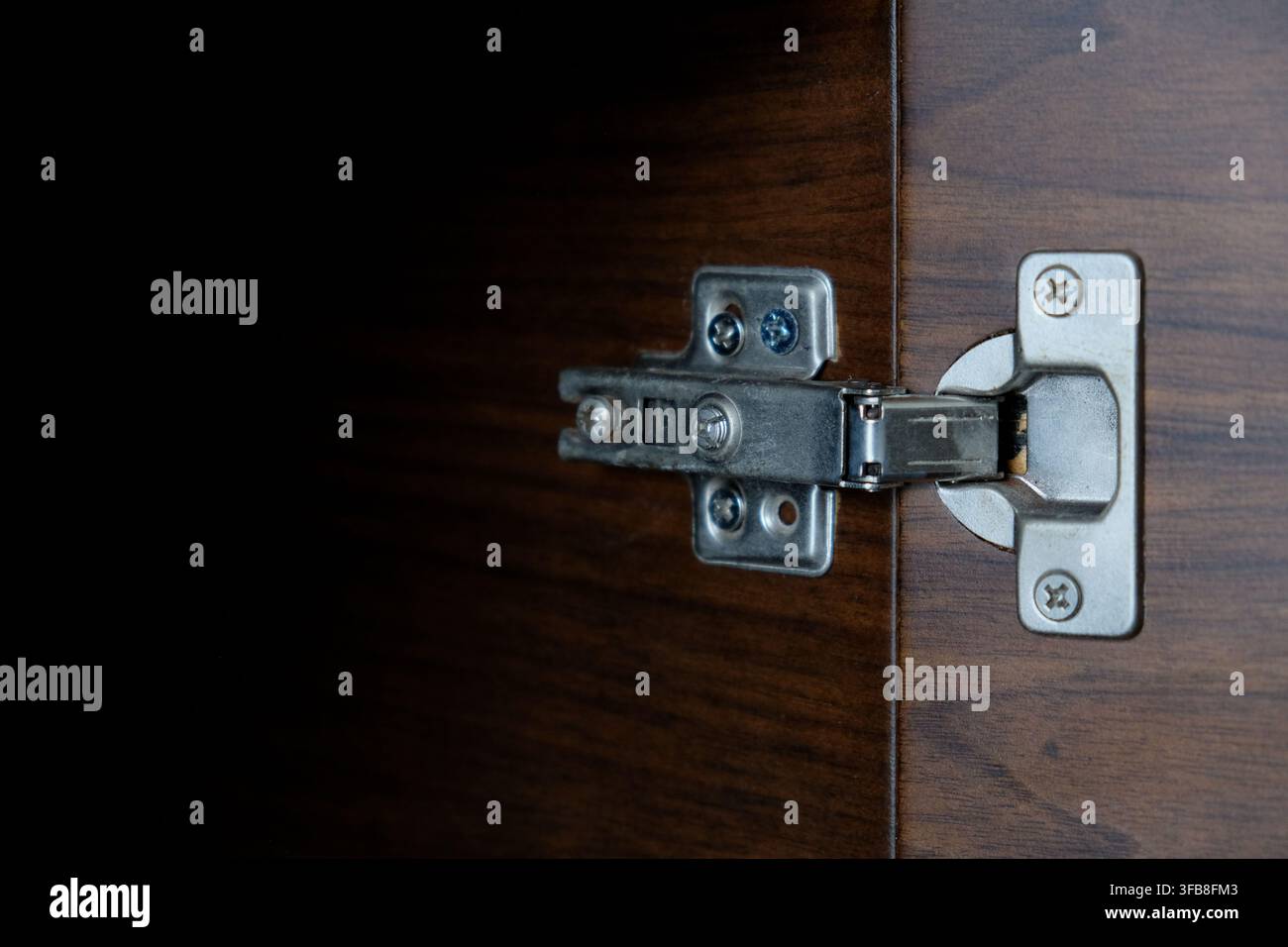Prima di una cerniera nascosta installata su mobili in legno Foto Stock