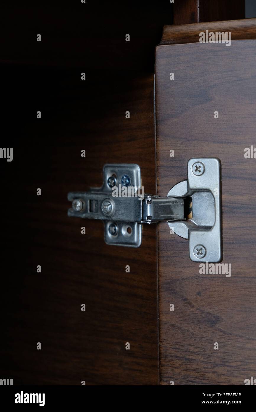 Prima di una cerniera nascosta installata su mobili in legno Foto Stock