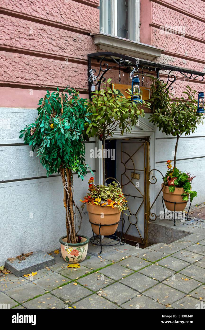 Porta d'ingresso aperta di un caffè retrò all'esterno su una strada urbana della città Foto Stock