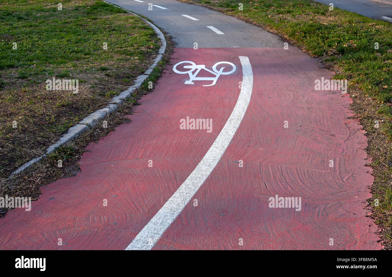 Pista ciclabile vuota all'aperto in area urbana Foto Stock