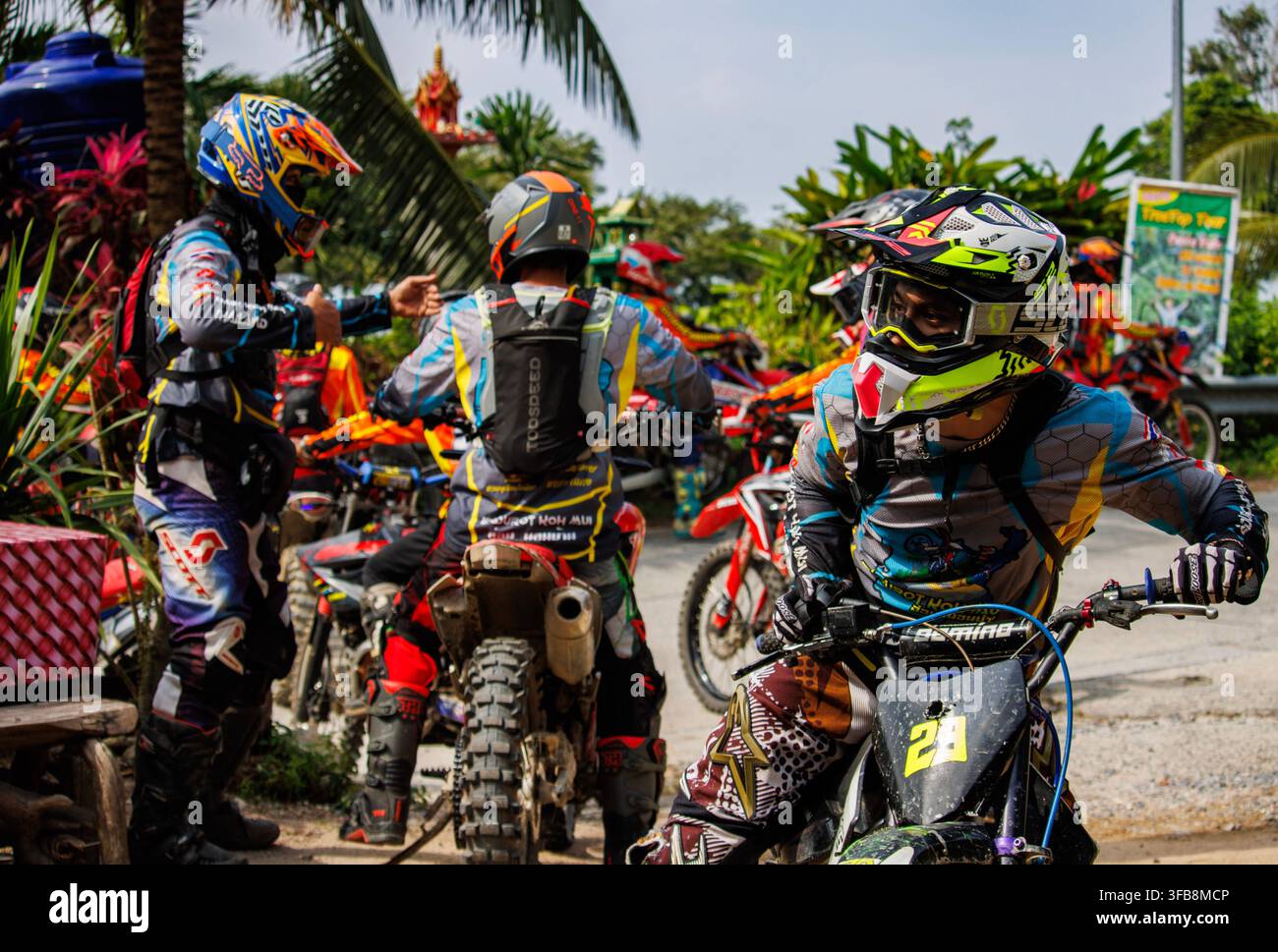 Piloti di moto fuoristrada thailandesi che si preparano per un'escursione fuoristrada nella giungla di Koh Samui, Thailandia. Uso editoriale solo: Proibito per uso commerciale o promozionale. Foto Stock