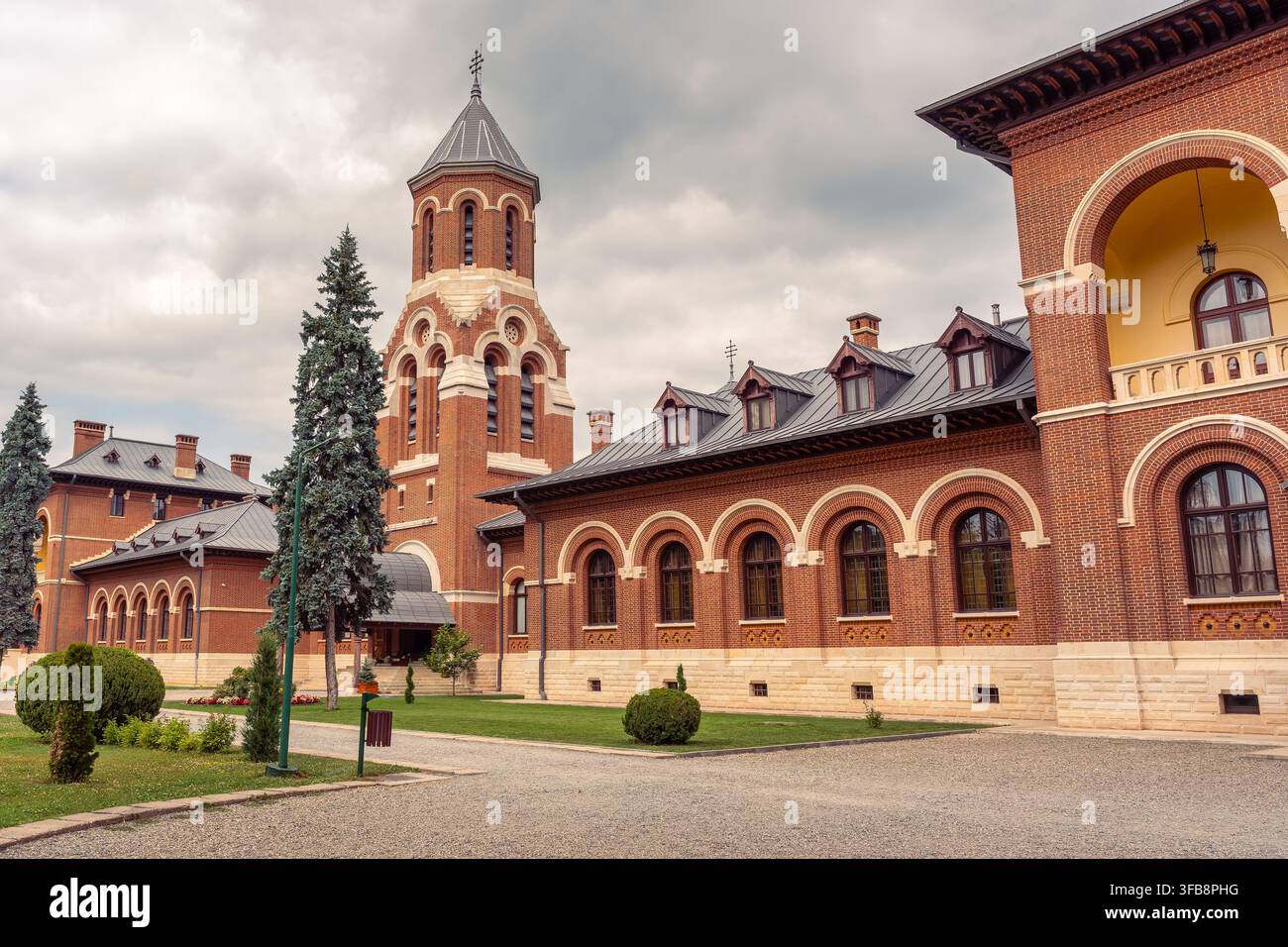 Edifici monastico in mattoni rossi e campanile del monastero di Curtea de Argeș, distretto di Argeș, Romania Foto Stock
