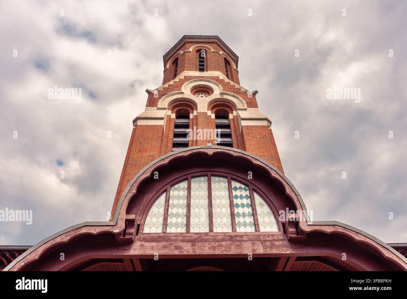 Vista ad angolo basso della torre campanaria in mattoni rossi del monastero di Curtea de Argeș nella contea di Argeș, Romania Foto Stock