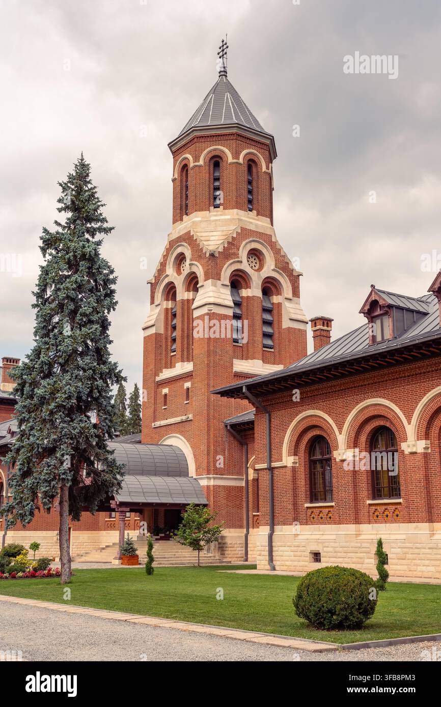 Torre in mattoni accanto agli edifici del monastero di Curtea de Argeș nella contea di Argeș, Romania Foto Stock