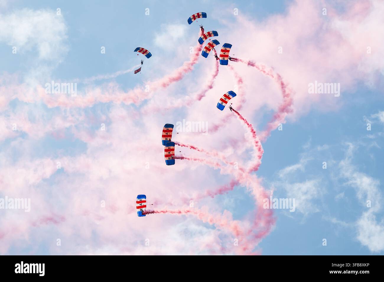 La squadra di esibizione dei RAF Falcons è ritratta allo York Racecourse l'ultimo giorno dell'Ebor Festival, 22/08/26. Credit JTW Equine Images / Alamy. Foto Stock