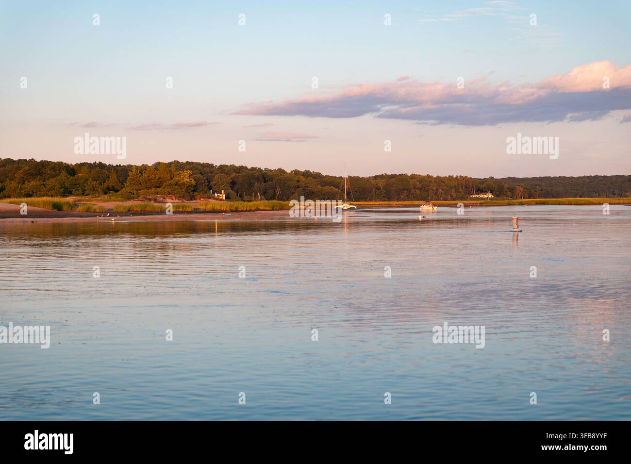 Riflessi del tramonto al crepuscolo sull'acqua Foto Stock