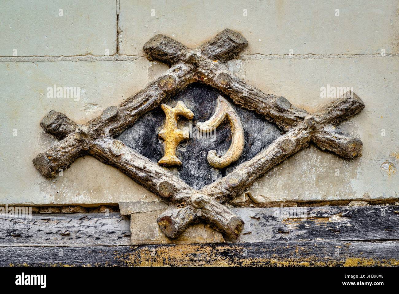 Cemento colato (pietra finta) rami incrociati con le lettere FJ che rappresentano le iniziali del proprietario della casa - Beaulieu-lès-Loches, Indre-et-Loire (37), Francia. Foto Stock