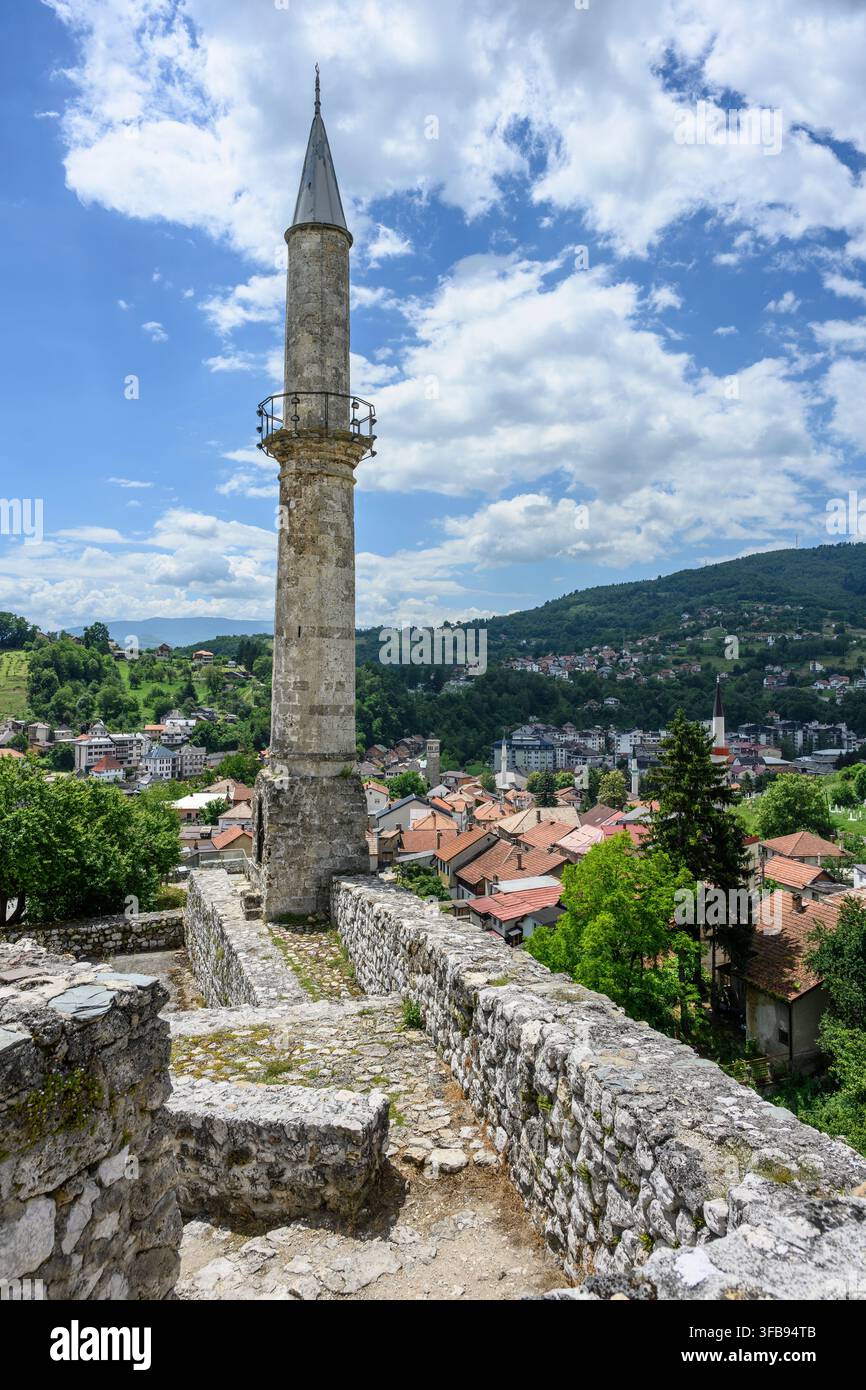 Il minareto Stari nel terreno della fortezza in rovina di Travnik, con la vecchia città, un tempo capitale della Bosnia ed Erzegovina, sullo sfondo. Tra Foto Stock