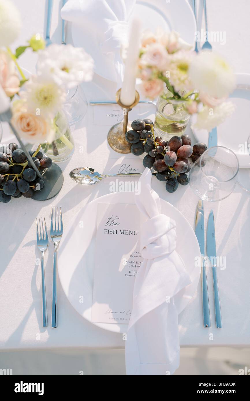 Impostazione elegante della tavola con menu di pesce Foto Stock