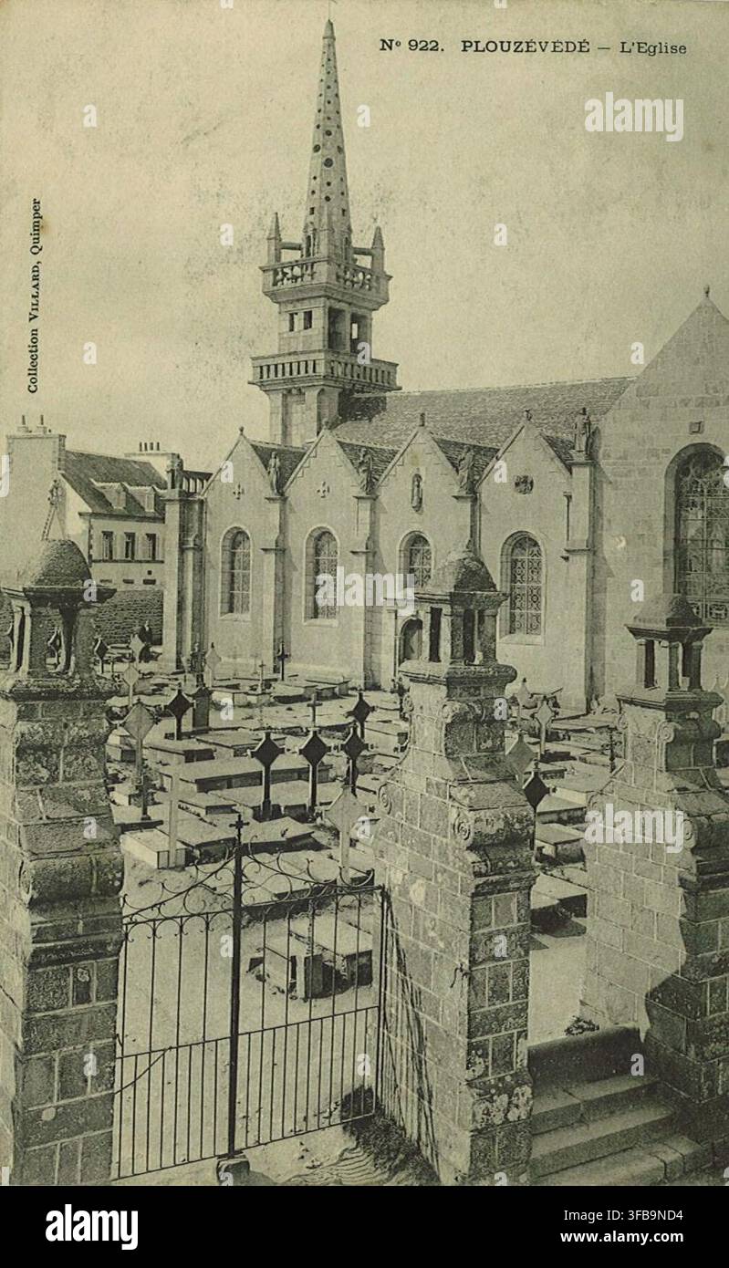 La chiesa di Plouzévédé, Finistère, Francia, con un cimitero davanti, fotografata per una cartolina postale, Quimper. Foto Stock
