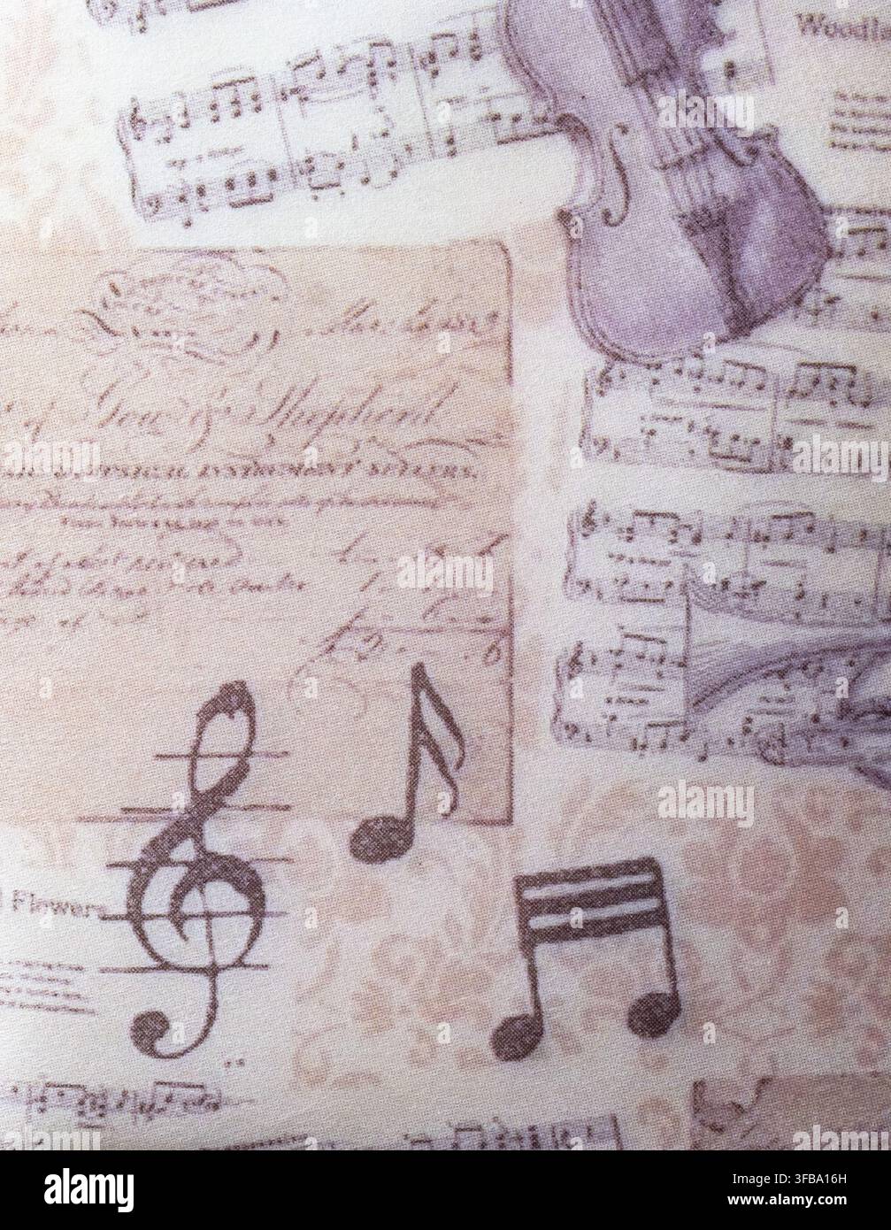 Close-up di carta decorativa in stile vintage con note musicali, spartito, chiave di sol e illustrazioni di violino. Toni neutri morbidi creano una nos Foto Stock